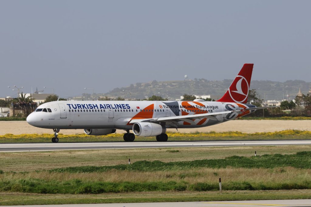 turkish-airlines-aircraft-on-runway-at-airport-31203791